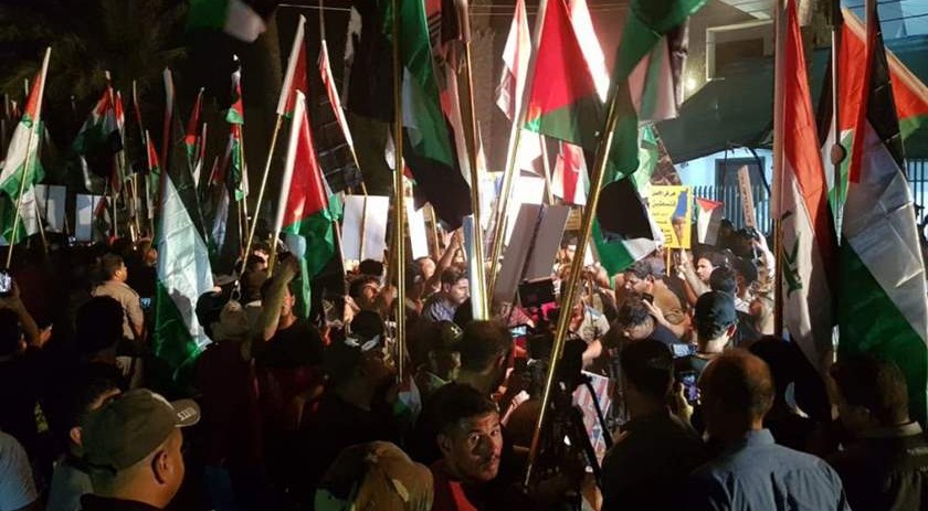 عراقيّون يرفعون أعلام فلسطين على سفارة الكيان الخليفيّ في بغداد