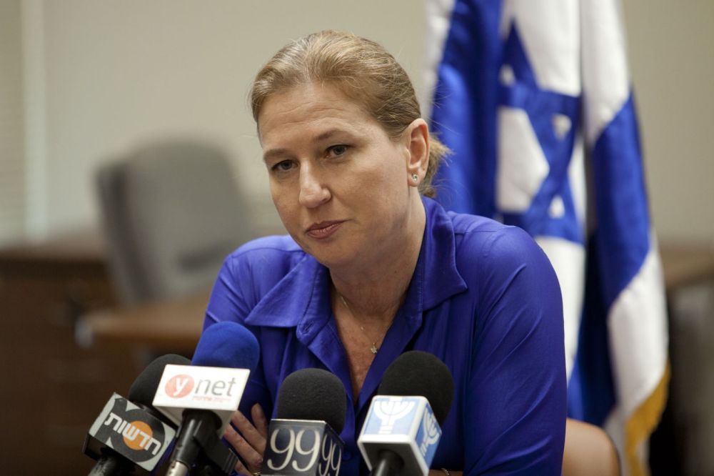 وزيرة خارجية الكيان الصهيونيّ السابقة «تسيبي ليفني» تدنّس «المنامة» بتجوّلها في أحيائها