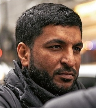 الناشط «موسى عبد علي» يطلق صرخات غاضبة من سطح السفارة الخليفيّة في لندن مطالبًا بوقف جريمة الإعدام بحقّ العرب والملالي