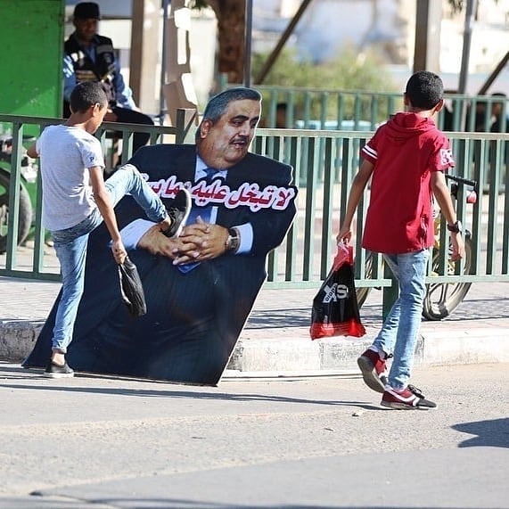أهالي غزّة يسحقون صور المجرم «خالد بن أحمد آل خليفة» بأقدامهم