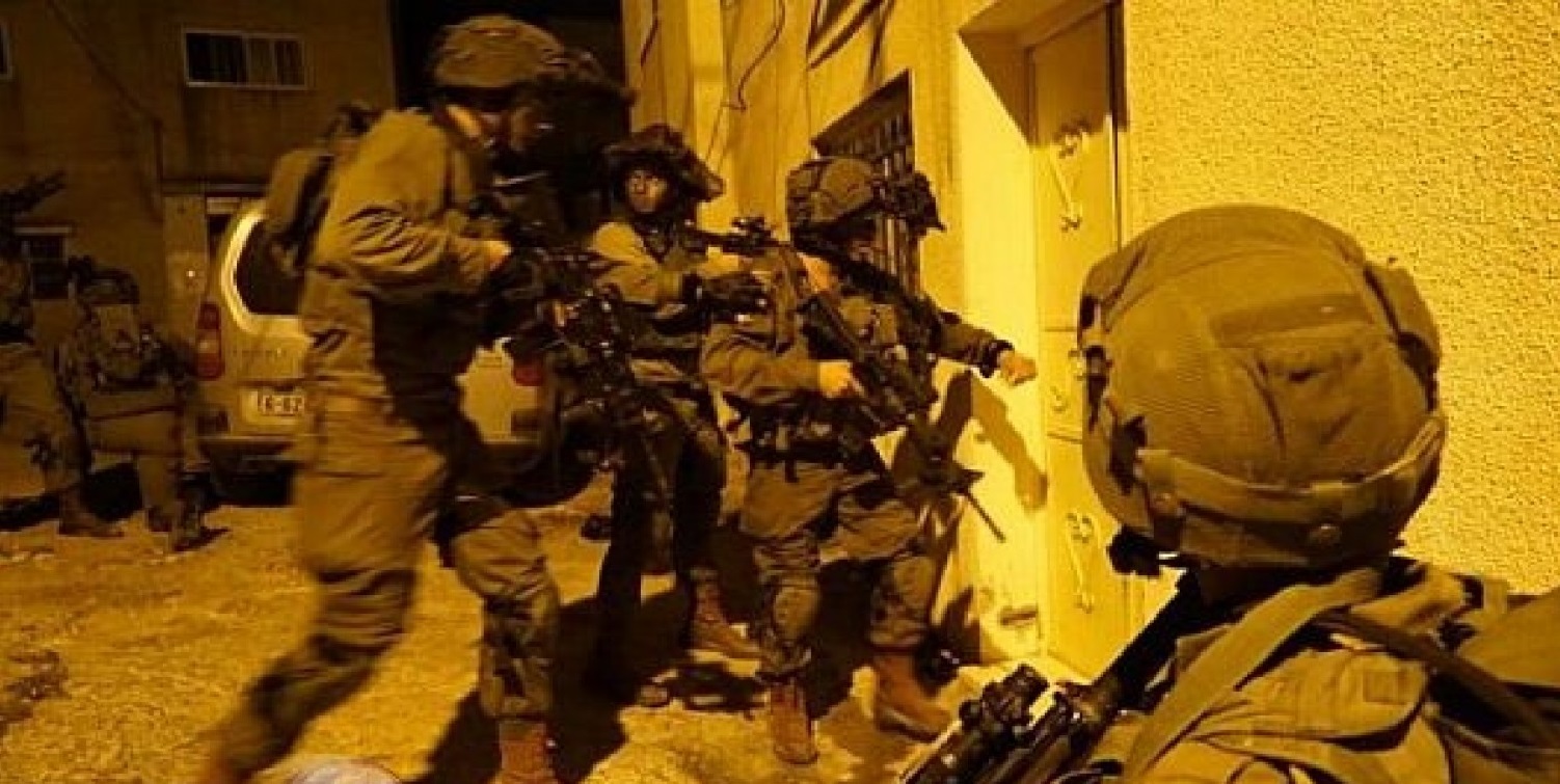 العدو الاسرائيلي يعتقل شابا فلسطينيا ووالده بزعم الضلوع بعملية الدهس في حزما