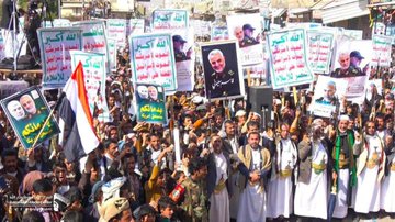 حشودٌ غاضبة في صنعاء تندّد بجريمة اغتيال القائدين «سليماني والمهندس»