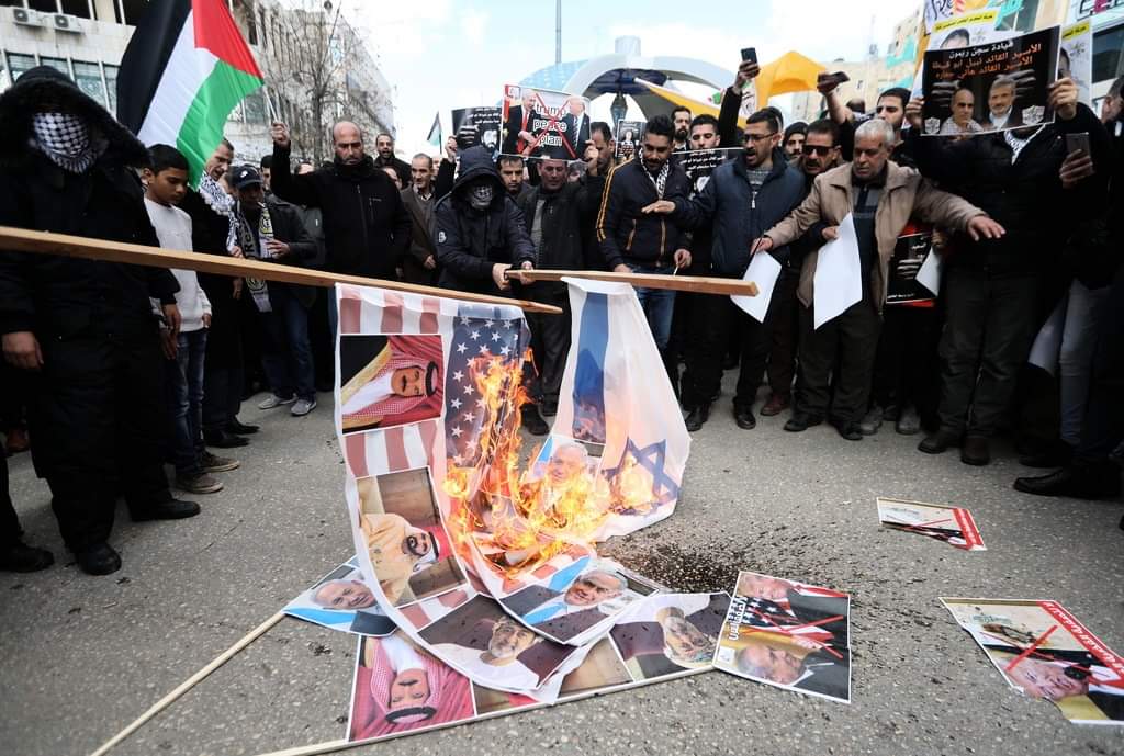 ردًّا على عمالة الطاغية الخليفيّ ممثل المتصهينين العرب.. الفلسطينيّون يحرقون صوره