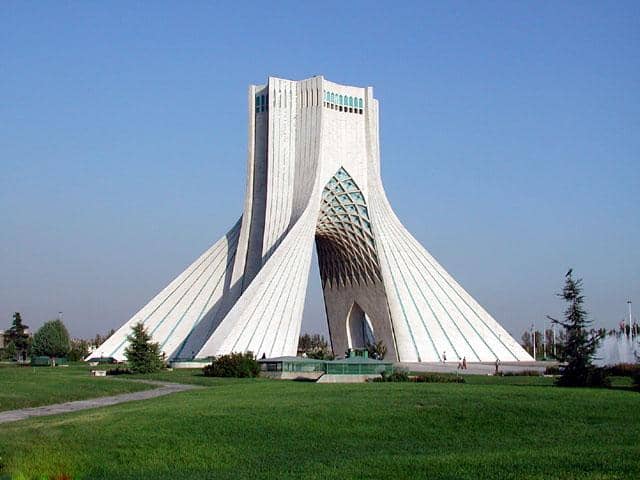 طهران تنتقد تهرّب النظام الخليفيّ من مسؤوليّته تجاه العالقين في مشهد