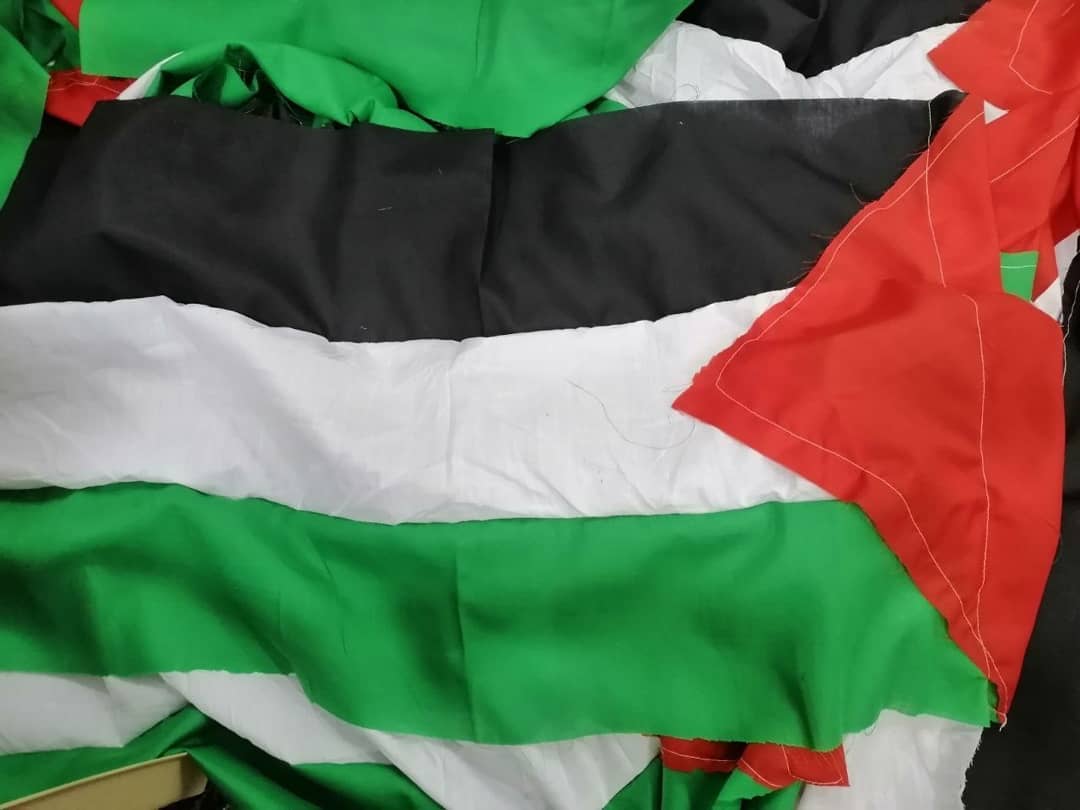 خياطة أعلام فلسطين في البحرين استعدادًا ليوم القدس العالمي