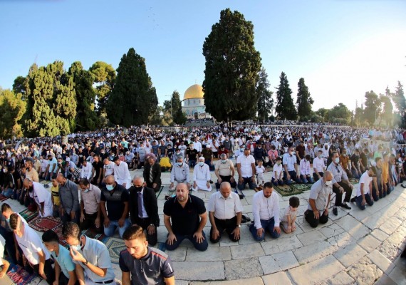 الفلسطينيّون يصلون العيد في الأقصى ويؤكدون: المسجد الأقصى للمسلمين 