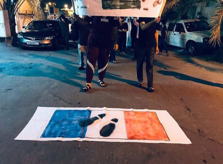 البحرانيّون يتظاهرون احتجاجًا على الإساءة للرسول الأكرم «ص» 