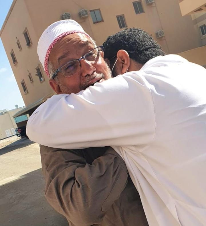 خطيب حسينيّ يعانق الحريّة بعد سجنه عامًا بسبب خطبة دينيّة 