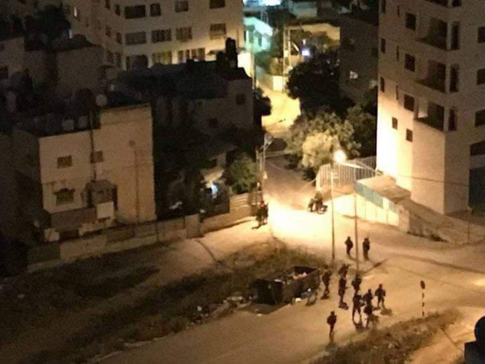 قوات الاحتلال الصهيوني تقتحم مدينة نابلس وتوقع إصابات بين الفلسطينيّين
