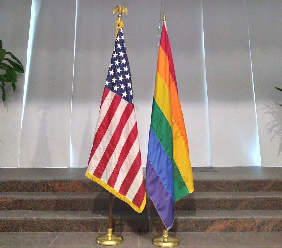 ائتلاف 14 فبراير يستنكر رفع السفارة الأمريكيّة في البحرين «علم المثليّين»