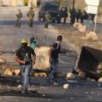 استمرار انتهاكات المستوطنين والفلسطينيّون يتصدّون لهم بالحجارة
