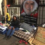 الناشط «علي مشيمع» يواصل اعتصامه أمام سفارة البحرين في لندن 