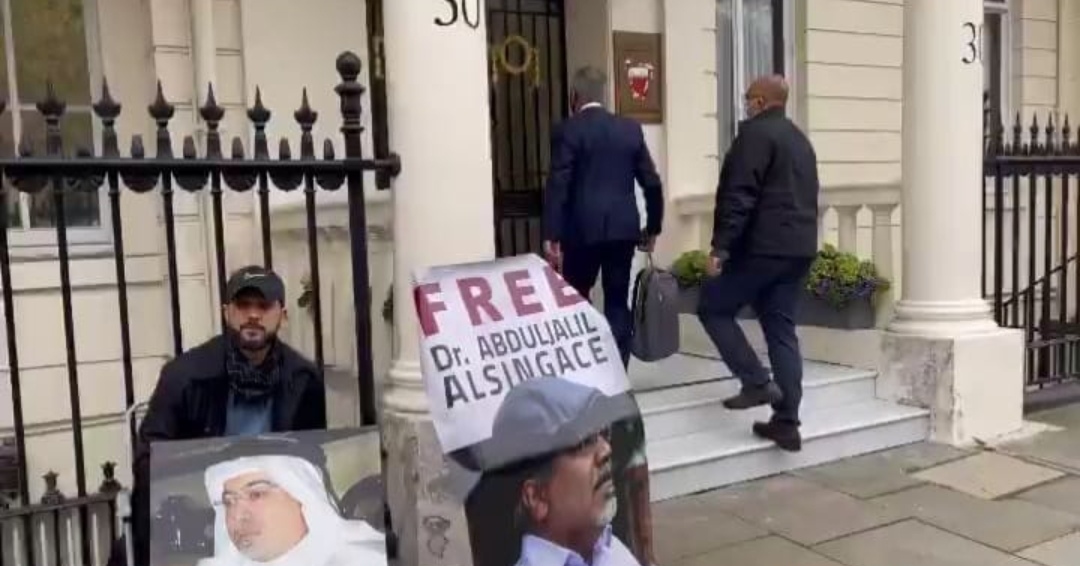 الناشط «علي مشيمع» يعتصم أمام سفارة البحرين في لندن