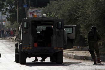جيش الاحتلال الصهيوني يواصل الاعتقالات والفلسطينيّون يتصدّون له بصدورهم