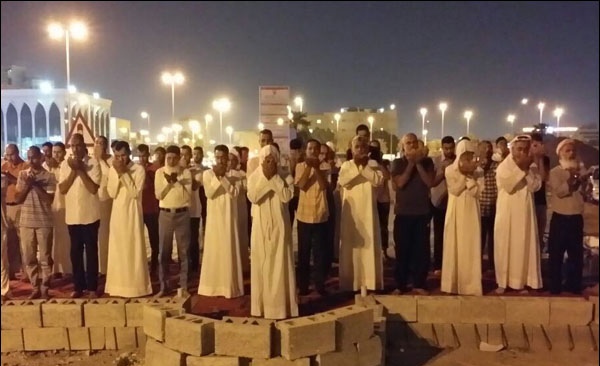 مواطنون يؤدّون الصلاة في مسجد «العلويّات» المهدّم 