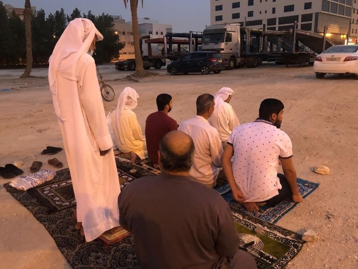 المواطنون يواصلون إقامة الصلاة في مسجد «العلويّات» المهدّم  