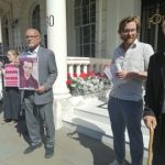 نشطاء عرب وأجانب يعتصمون أمام سفارة البحرين في لندن 