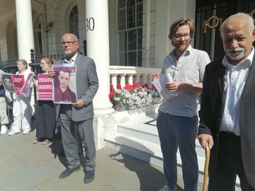 نشطاء عرب وأجانب يعتصمون أمام سفارة البحرين في لندن 