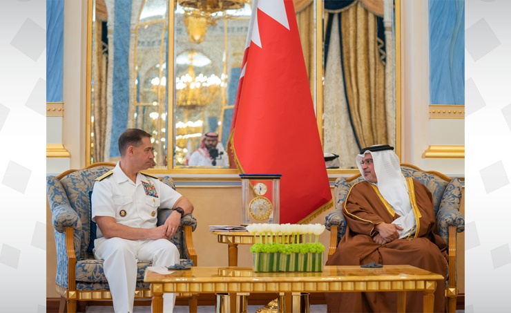 لقاء يجمع المدعوّ سلمان بن حمد بقائد الأسطول الأمريكيّ في البحرين 