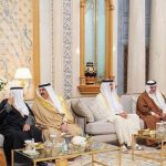 «أمير قطر» يواصل إذلال «حمد الخليفة» في جلسة رسميّة بالرياض