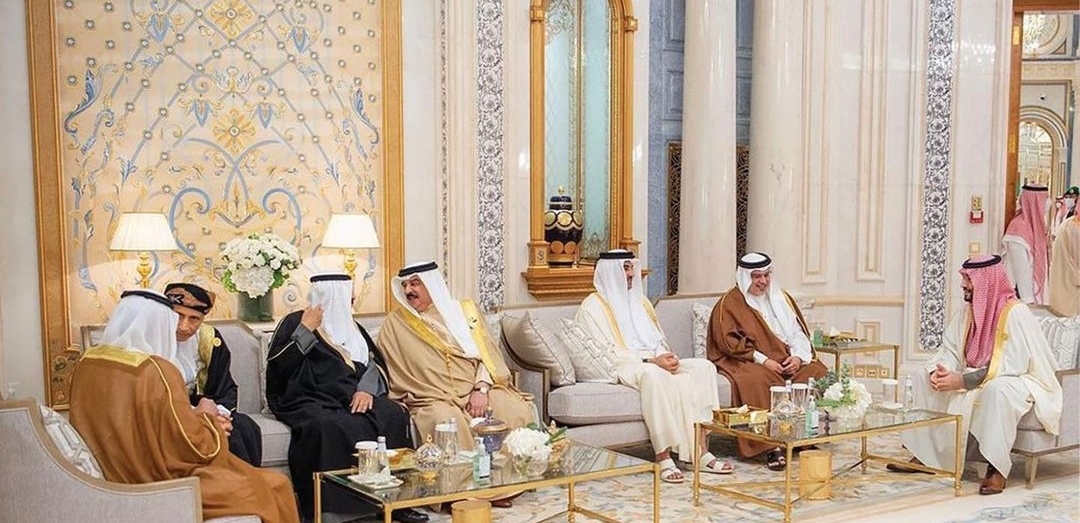 «أمير قطر» يواصل إذلال «حمد الخليفة» في جلسة رسميّة بالرياض