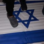 علم الكيان الصهيونيّ تحت الأقدام في توبلي 
