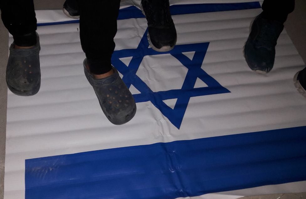 علم الكيان الصهيونيّ تحت الأقدام في توبلي 