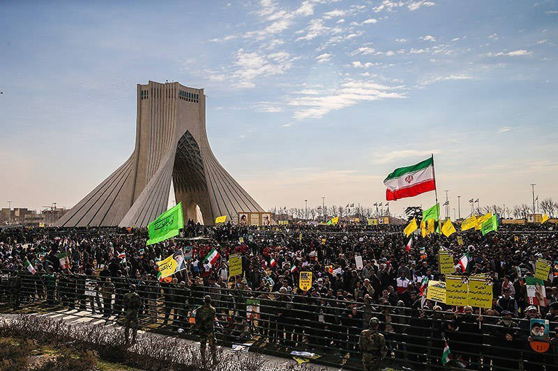 الشعب الإيرانيّ يحيي ذكرى انتصار الثورة الإسلاميّة بمسيرات مليونيّة 