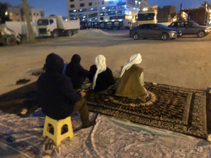 مواطنون يؤدّون صلاة العشاءين في مسجد «العلويّات» المهدّم  