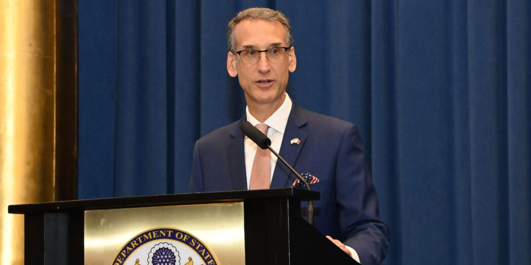 السفير الأمريكي في البحرين: لدينا توجه استراتيجي بمساعدة النظام الخليفي