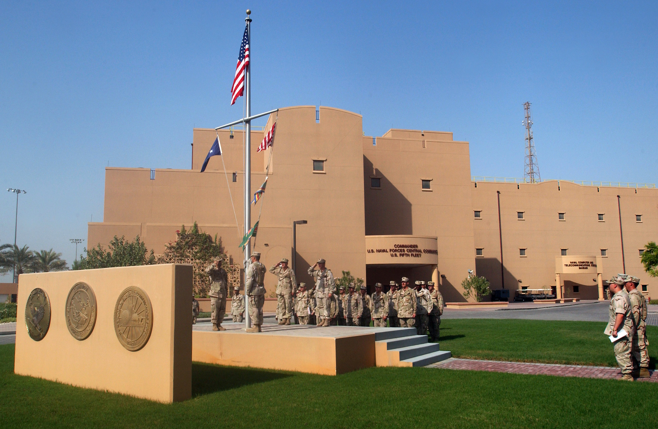 مغرّدون: يجب طرد القاعدة الأمريكيّة من البحرين لأنّها نوع من الاحتلال 