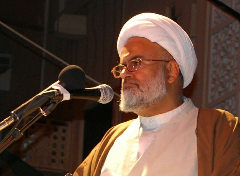 الرمز المعتقل الشيخ المقداد يحتجّ في باحة السجن احتجاجًا على حرمانه العلاج