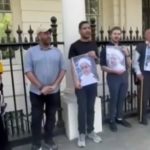 ناشطون ينظّمون اعتصامًا أمام سفارة البحرين في لندن تضامنًا مع العلّامة صنقور 