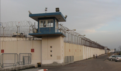 قوات الاحتلال الصهيوني تقتحم سجون الأسرى بعد الإعلان عن إضراب مفتوح عن الطعام 