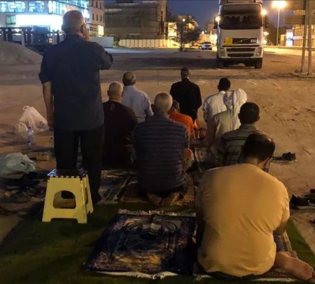 استمرارًا بثورة المحراب.. مواطنون يؤدّون الصلاة في مسجد «العلويّات» المهدّم   