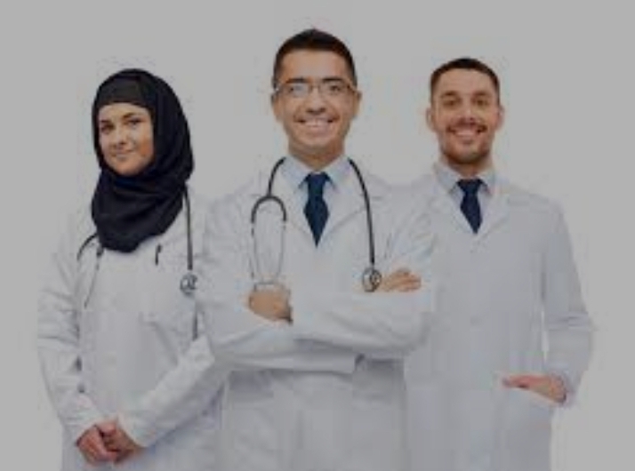 مضيًا بالتطبيع.. النظام الخليفي يستقدم أطبّاء صهاينة ويسرّح بحرانيّين 