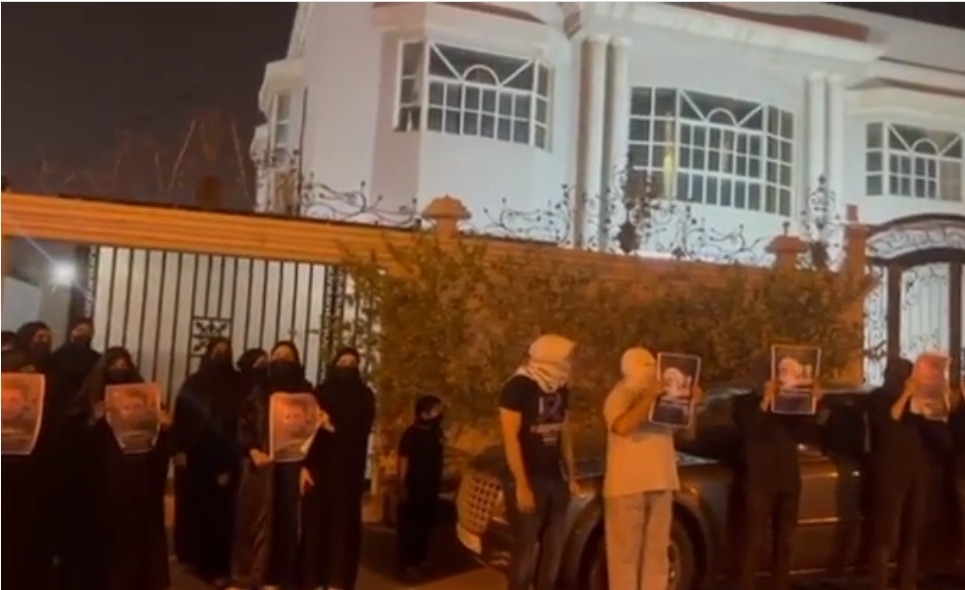 وقفة تضامنيّة مع المعتقلين المضربين عن الطعام أمام منزل «المعتقل حبيب الفردان» 
