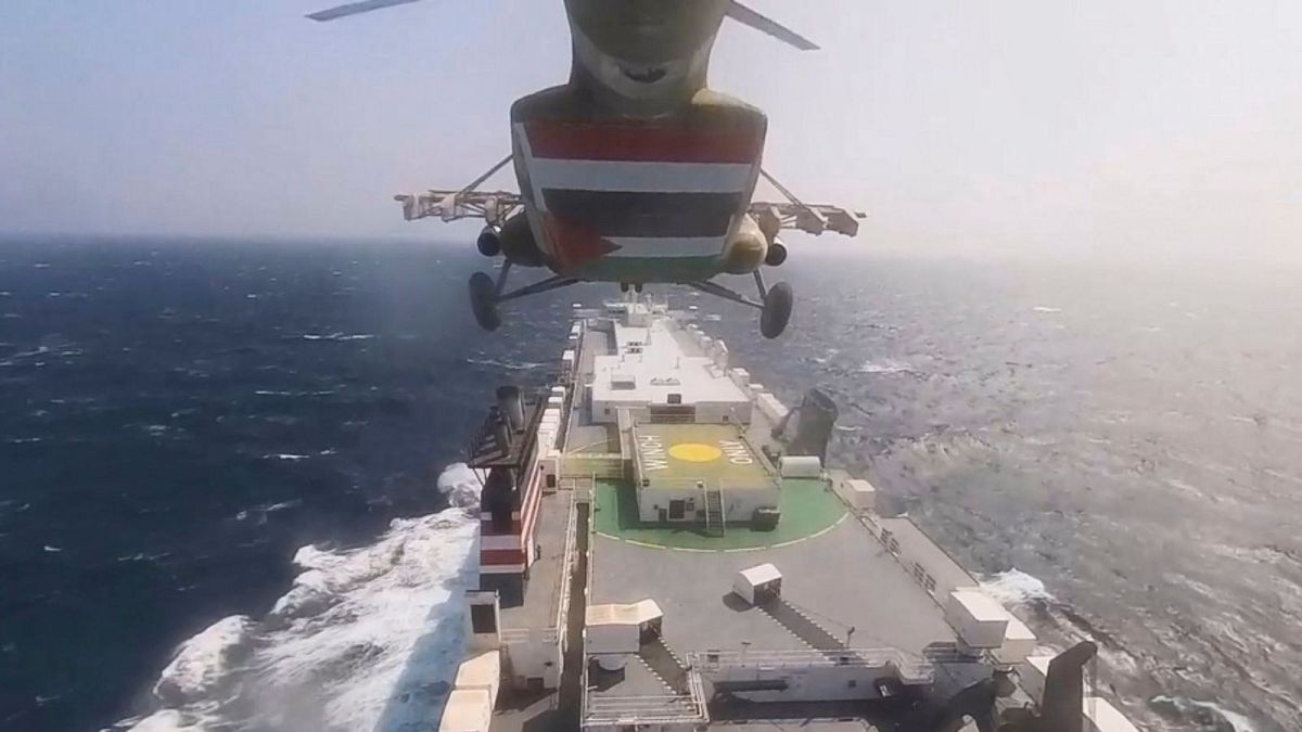 القوّات اليمنيّة تستهدف مجدّدًا سفينة تابعة للبحريّة الأمريكيّة