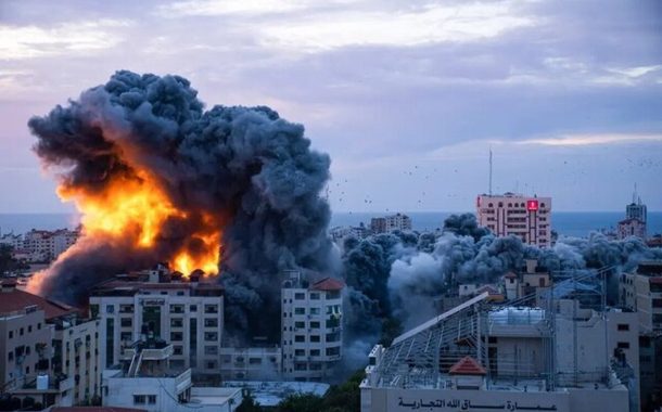 كردّة فعل على الهزيمة.. الصهاينة يحرقون منازل الفلسطينيّين في غزّة