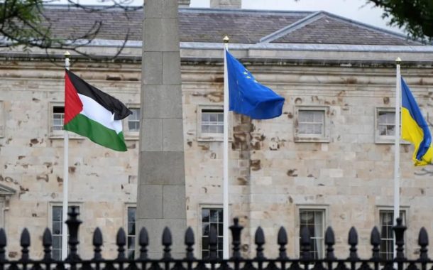 رفع علم فلسطين في مبنى برلمان إيرلندا بعد الاعتراف رسميًّا بدولة فلسطين