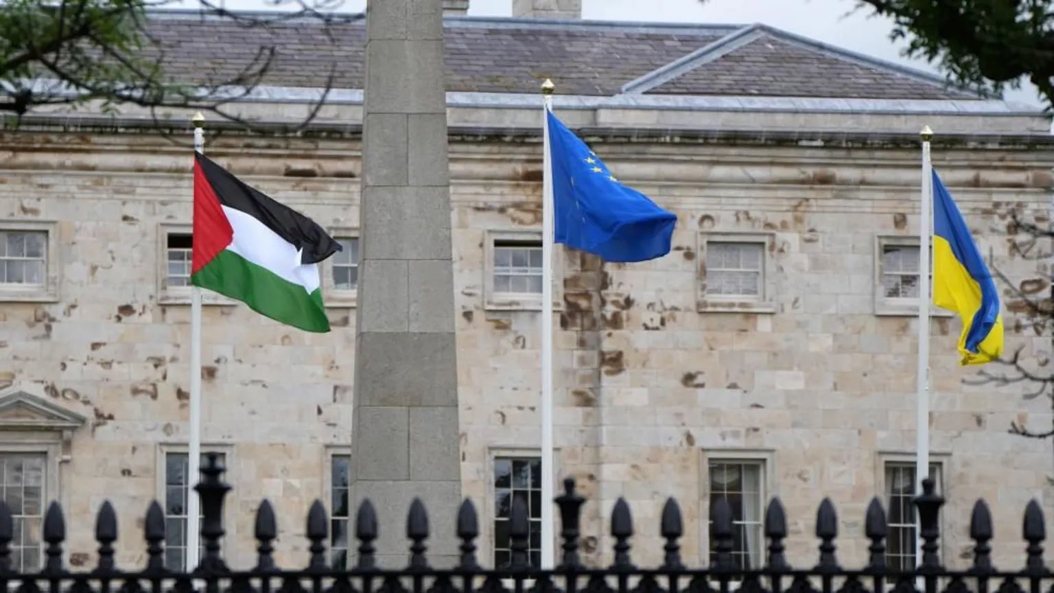 رفع علم فلسطين في مبنى برلمان إيرلندا بعد الاعتراف رسميًّا بدولة فلسطين
