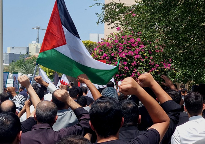 المتظاهرون تضامنًا مع غزّة في الدراز يطالبون بتبييض سجون البحرين
