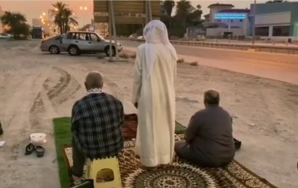 المواطنون يقيمون الصلاة في مسجد «العلويّات» المهدّم ضمن ثورة المحراب
