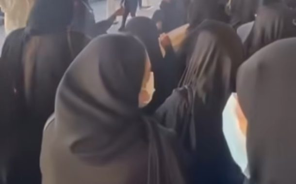 اعتصام عشرات المواطنين احتجاجًا على وقف رواتبهم التقاعديّة
