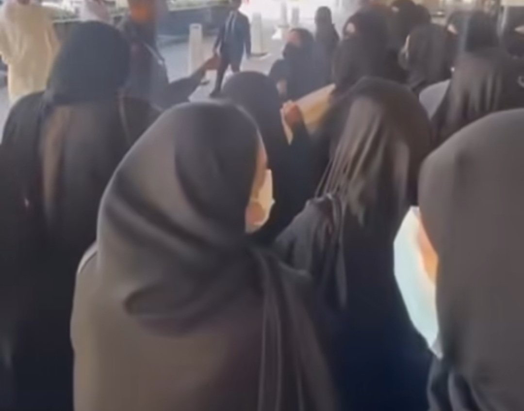 اعتصام عشرات المواطنين احتجاجًا على وقف رواتبهم التقاعديّة