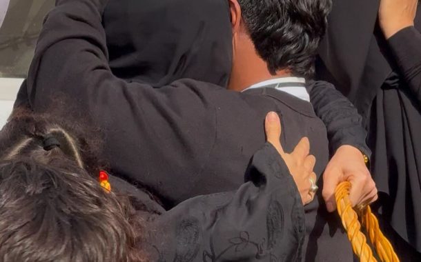 عدد من المعتقلين السياسيّين يعانقون الحريّة