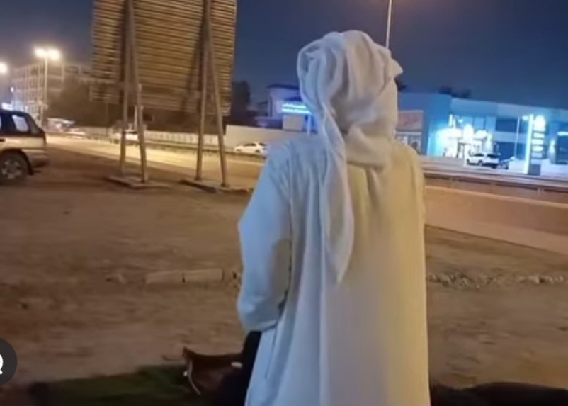 المواطنون يقيمون الصلاة في مسجد «العلويّات» المهدّم ضمن ثورة المحراب