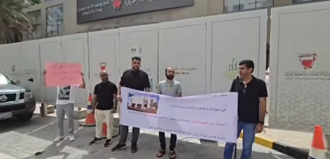 عدد من المفرج عنهم يعتصمون للمطالبة بحقّهم في السكن