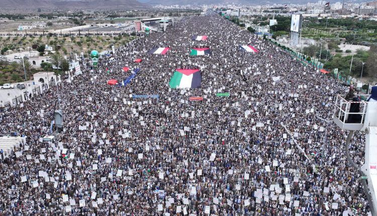 اليمنيّون يواصلون دعمهم لغزّة وتحدّيهم لدول الاستكبار العالمي بمسيّرات وصورايخ