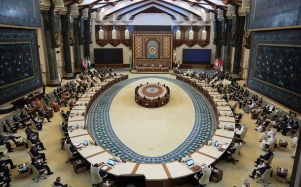 الموقف الأسبوعيّ: الدّورة السّابقة للقمّة العربيّة برئاسة الكيان الخليفيّ اختصرت نهج التّطبيع والاستسلام للعربدة الأمريكيّة- الصّهيونيّة